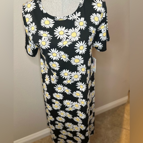 LuLaRoe Dresses & Skirts - Size large Carly beautiful daisy print.